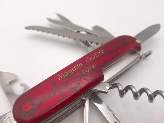 Victorinox Huntsman transparant rood met gravering– OUTLET