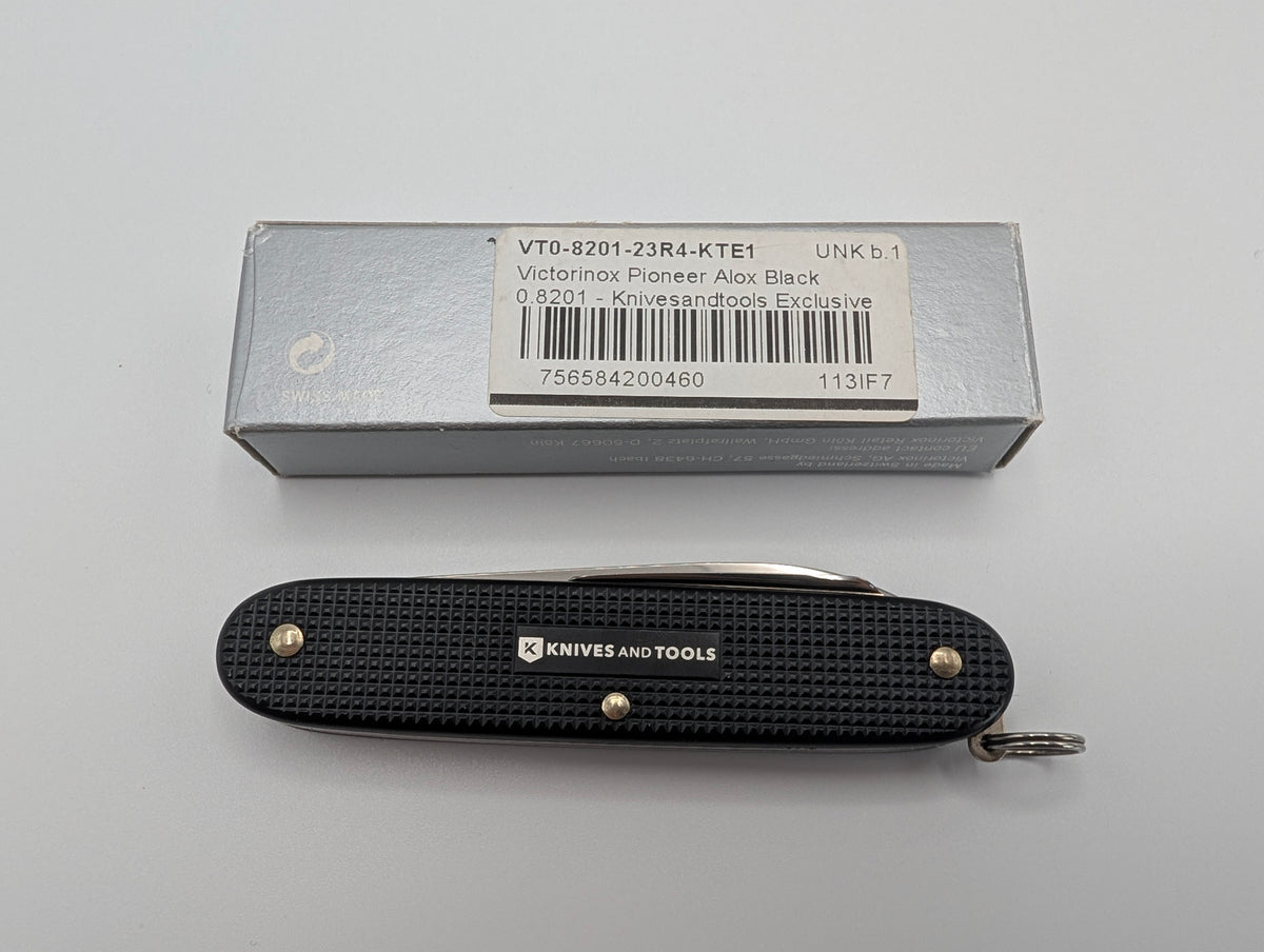 Couteau Victorinox Pioneer Alox noir, exclusivité Knivesandtools – Grade A