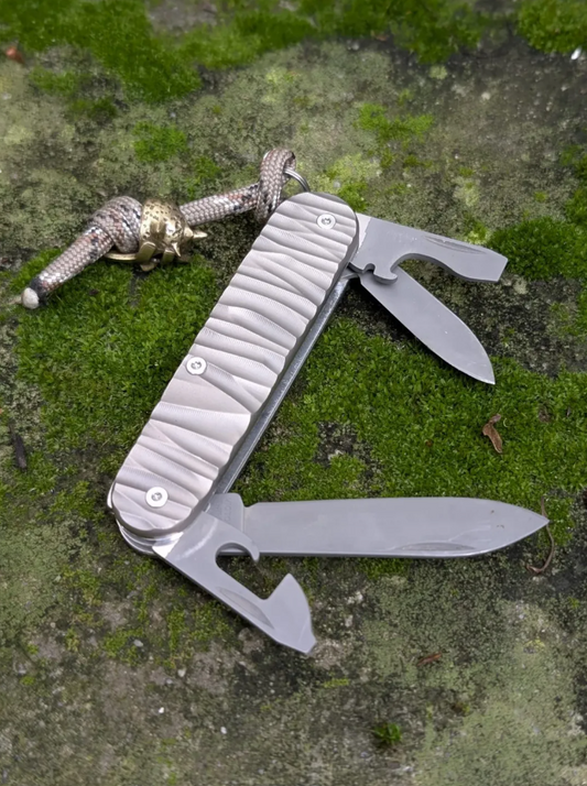 Victorinox zakmes met titanium scales