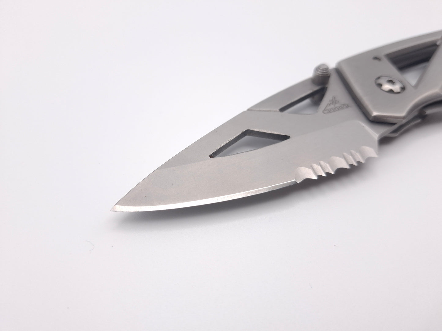 Gerber Truss 2.0 Serrated – Grade B