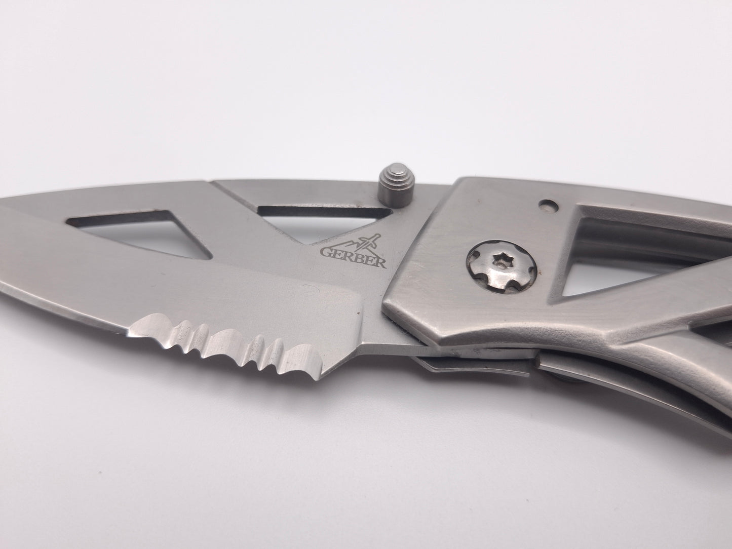 Gerber Truss 2.0 Serrated – Grade B