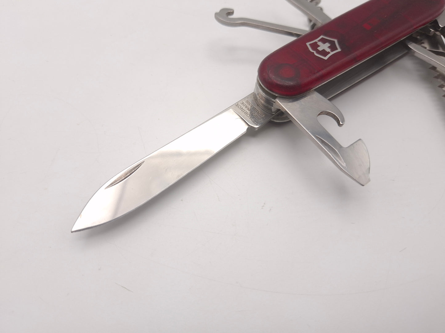 Victorinox Huntsman transparant rood met gravering– OUTLET
