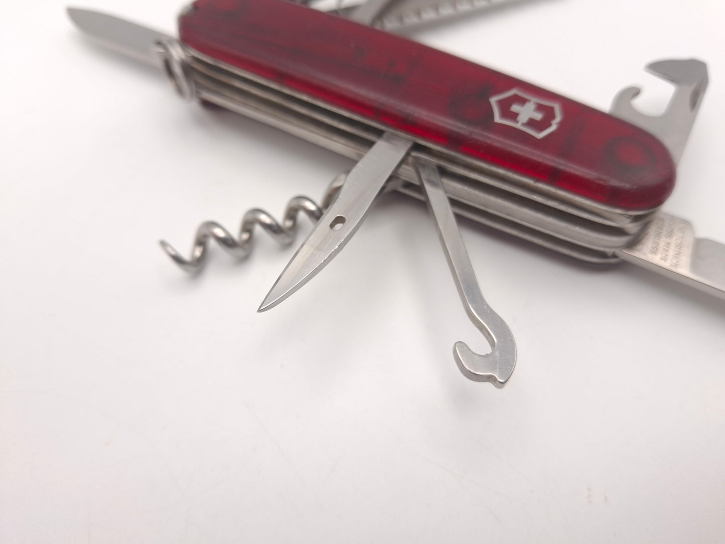 Victorinox Huntsman transparant rood met gravering– OUTLET