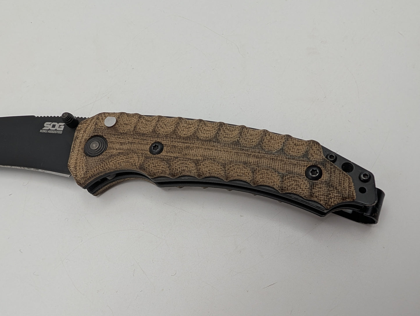 SOG Kiku Assisted Zwart – Grade B