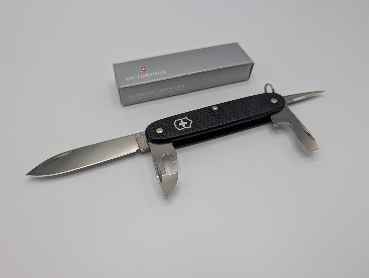 Couteau Victorinox Pioneer Alox noir, exclusivité Knivesandtools – Grade A
