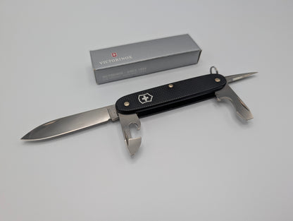 Couteau Victorinox Pioneer Alox noir, exclusivité Knivesandtools – Grade A