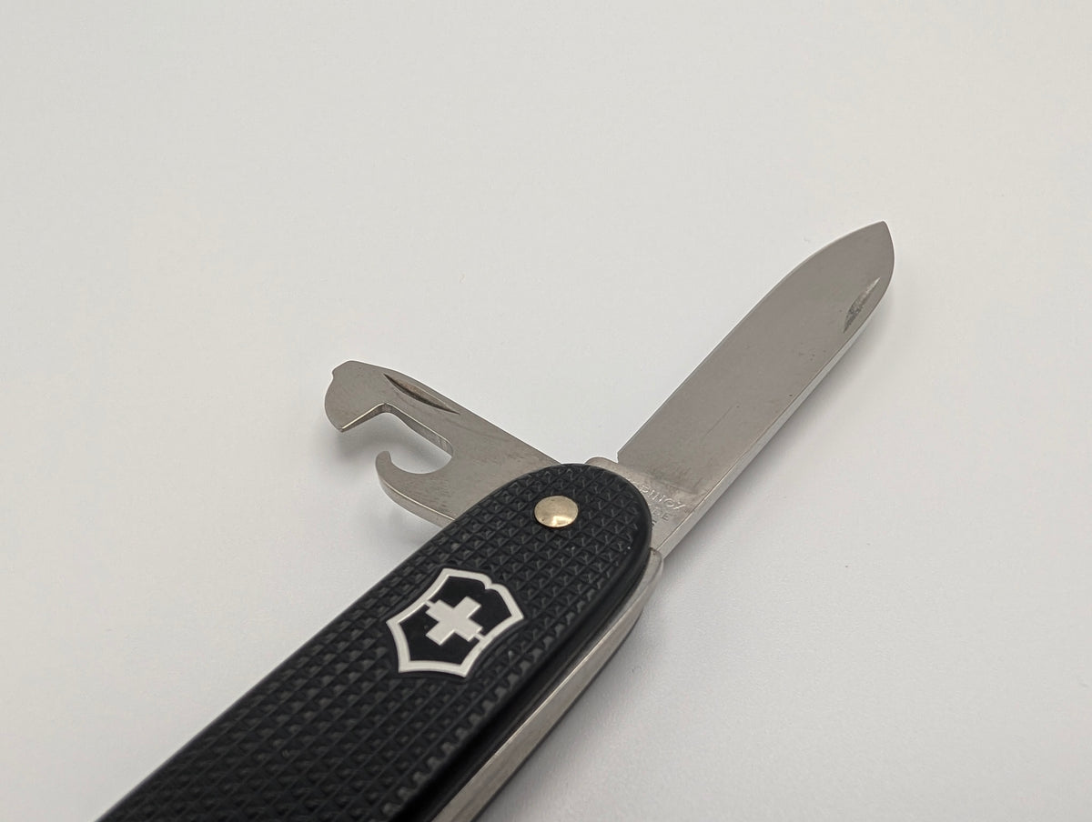 Couteau Victorinox Pioneer Alox noir, exclusivité Knivesandtools – Grade A