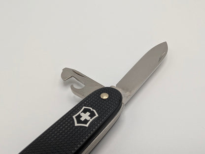Couteau Victorinox Pioneer Alox noir, exclusivité Knivesandtools – Grade A