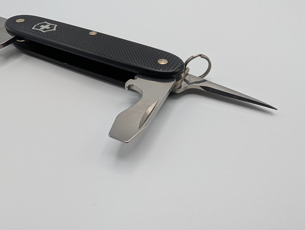 Couteau Victorinox Pioneer Alox noir, exclusivité Knivesandtools – Grade A