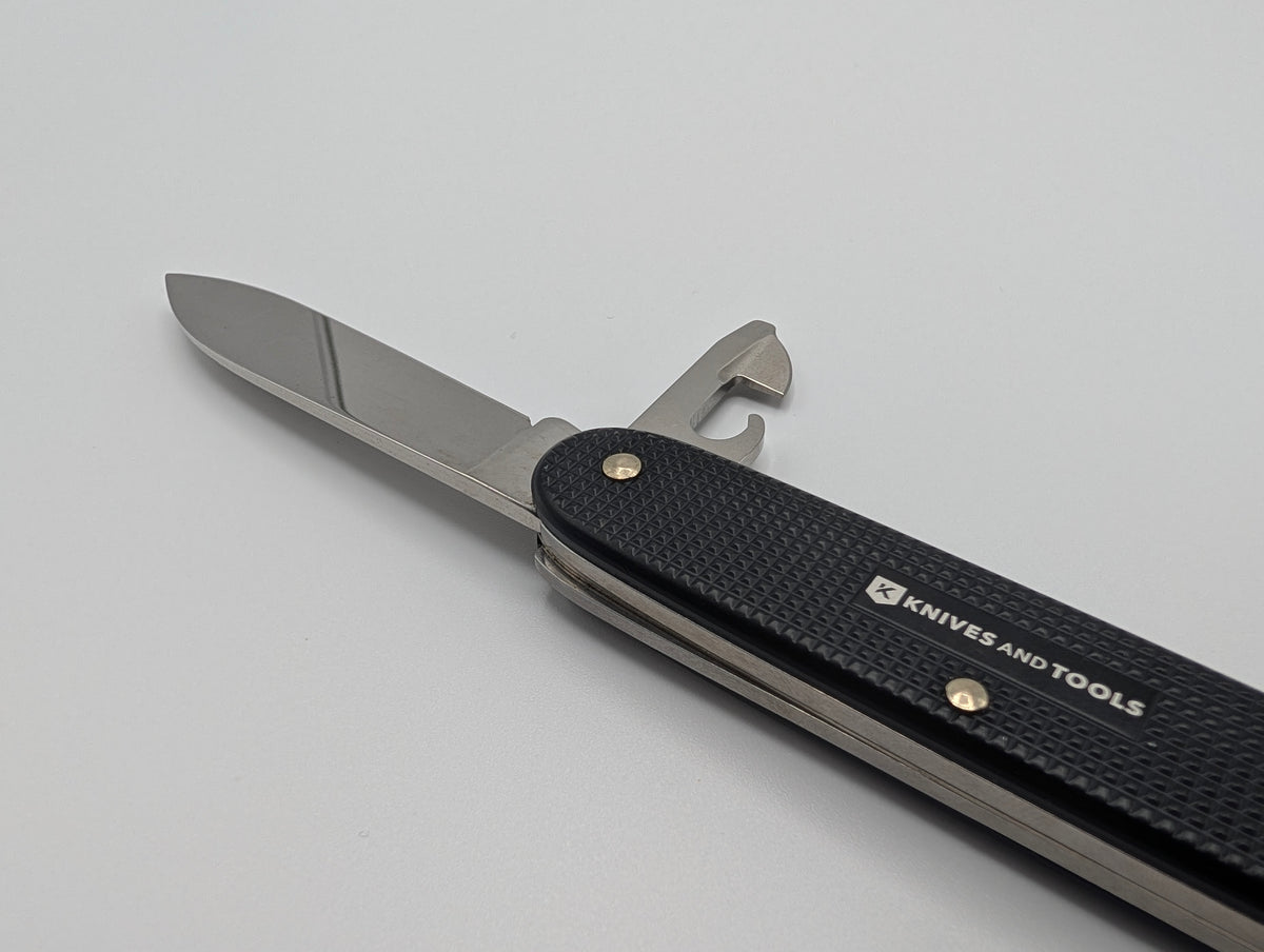 Couteau Victorinox Pioneer Alox noir, exclusivité Knivesandtools – Grade A