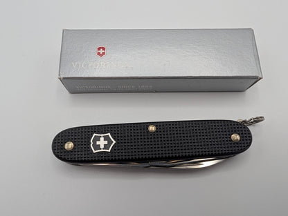 Couteau Victorinox Pioneer Alox noir, exclusivité Knivesandtools – Grade A