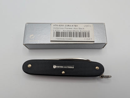 Couteau Victorinox Pioneer Alox noir, exclusivité Knivesandtools – Grade A